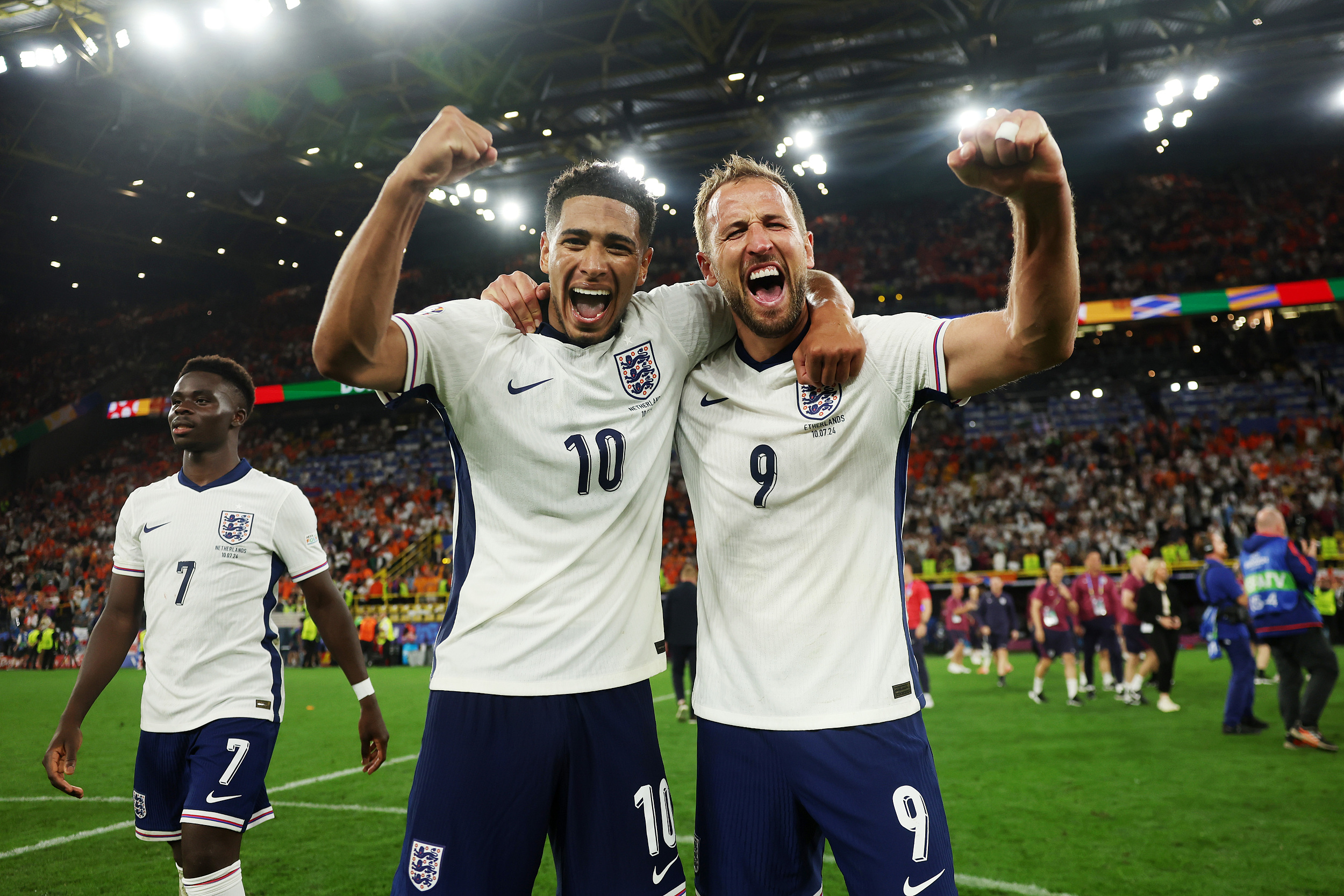 英格兰队与德国展开激烈角逐