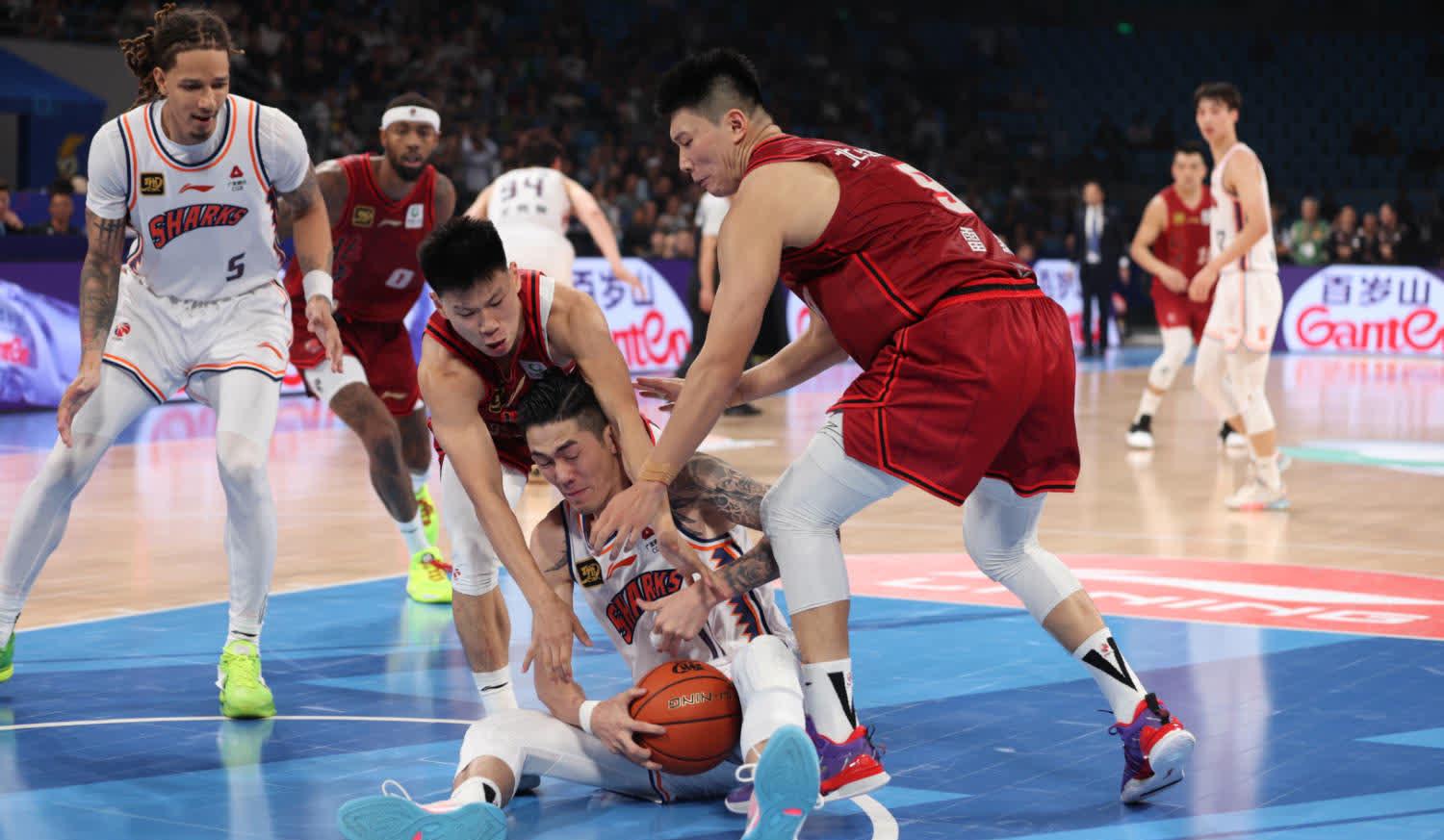 双方球队实力均衡，比赛进程惊险万分