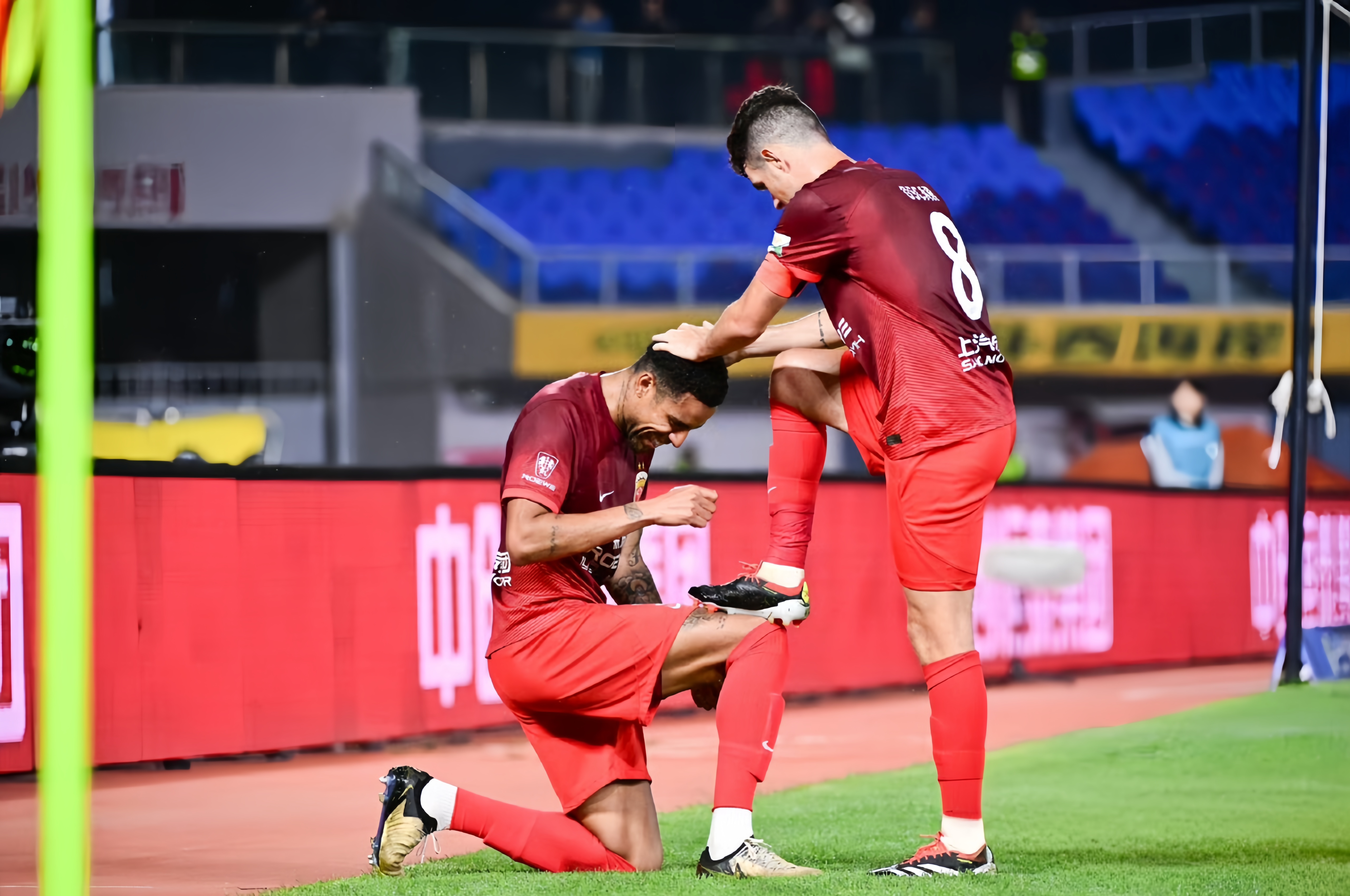 精彩的足球竞技，双方实力对比，现场观众尖叫的简单介绍