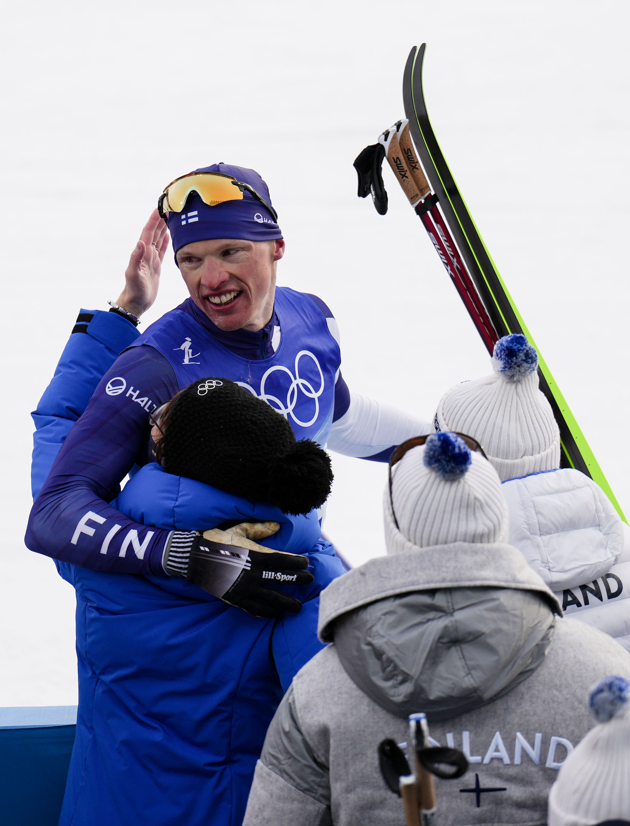 关于芬兰队在比赛中奋力拼搏，为晋级而战的信息