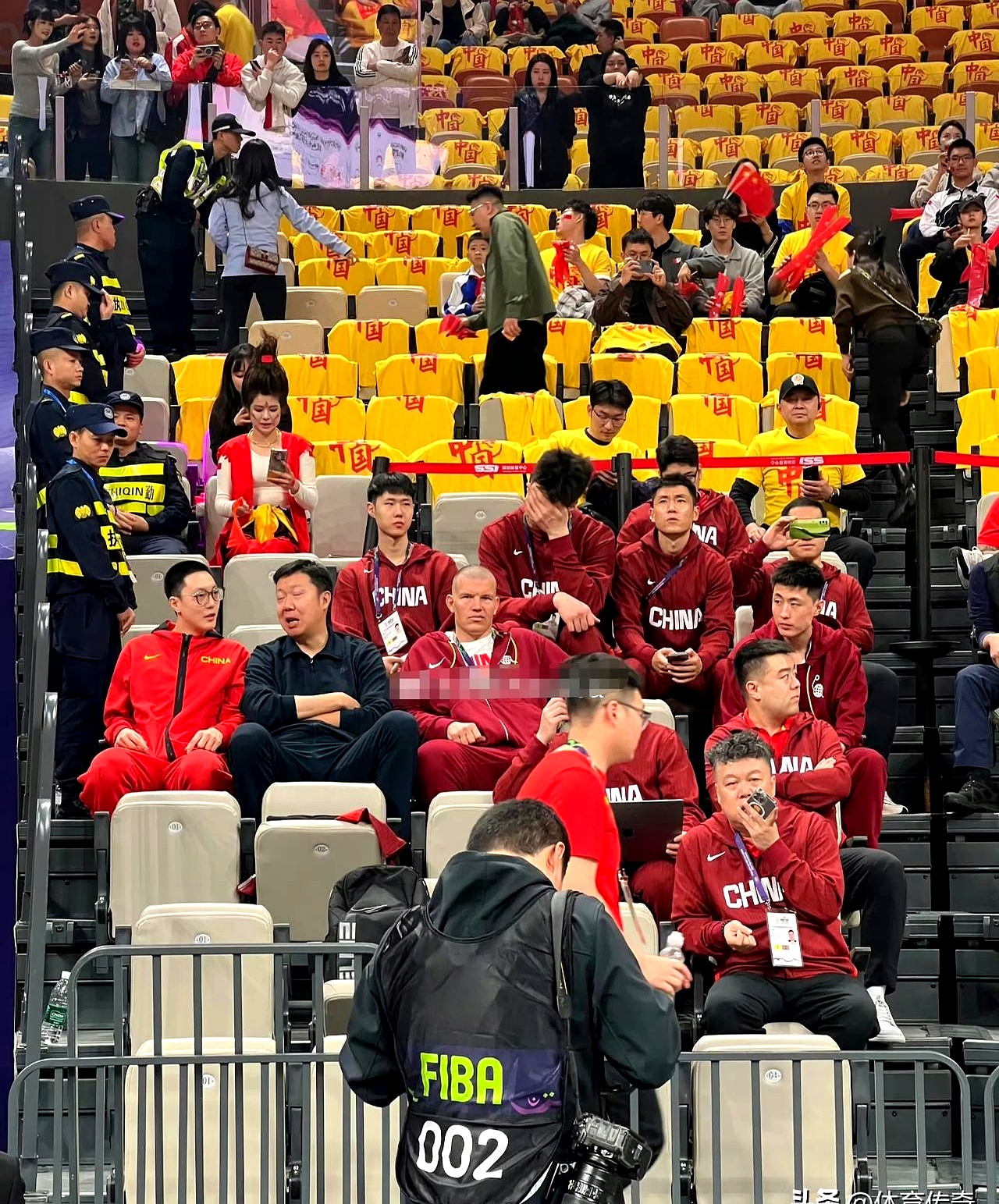 关于外援出击助球队大获全胜，篮球赛场上赞誉如潮的信息