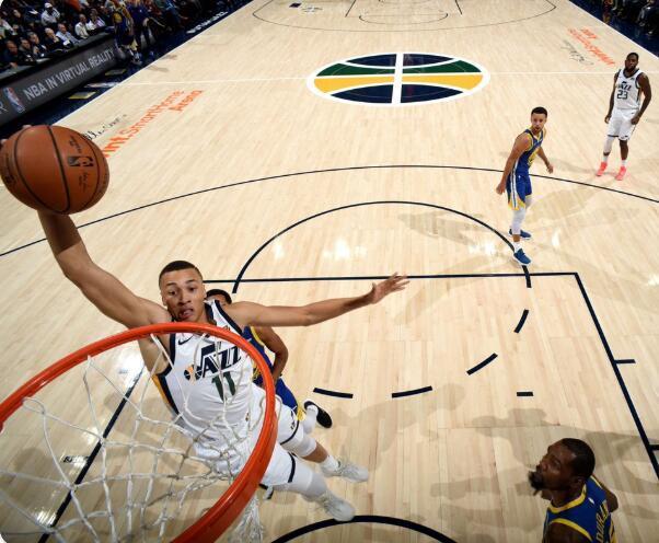 勇士横扫快船，萨姆·米切尔爆发神勇