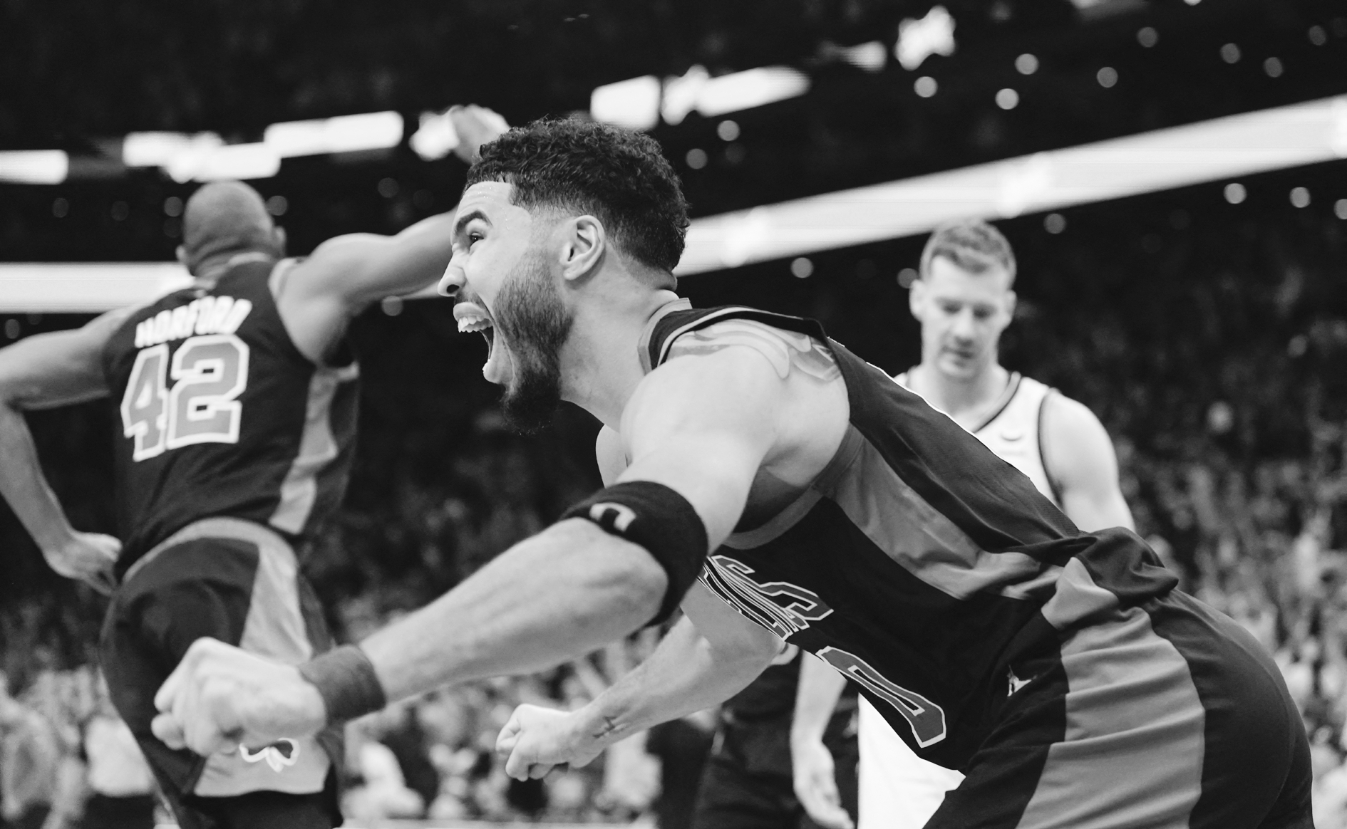 包含江苏队横扫鹈鹕，塔图姆关键制胜的词条