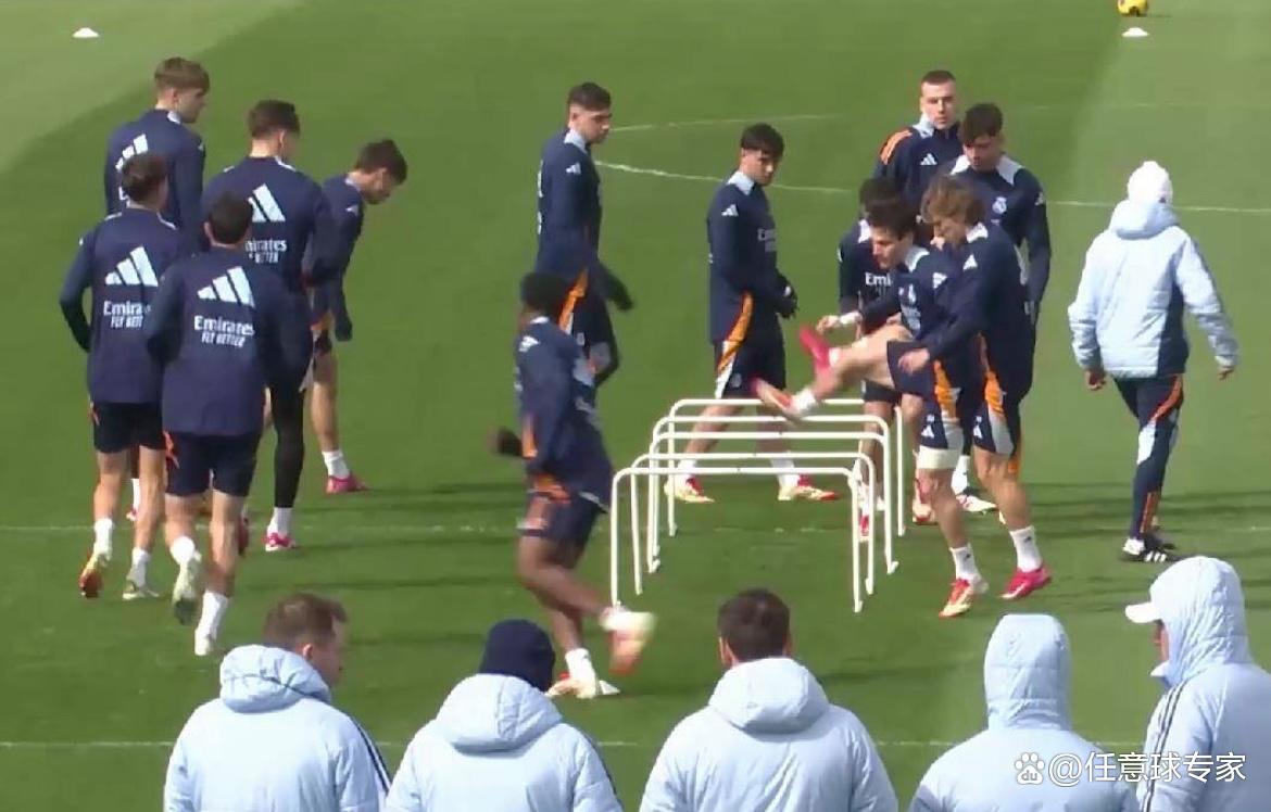 包含比利亚雷亚尔主场失利，步履蹒跚的词条