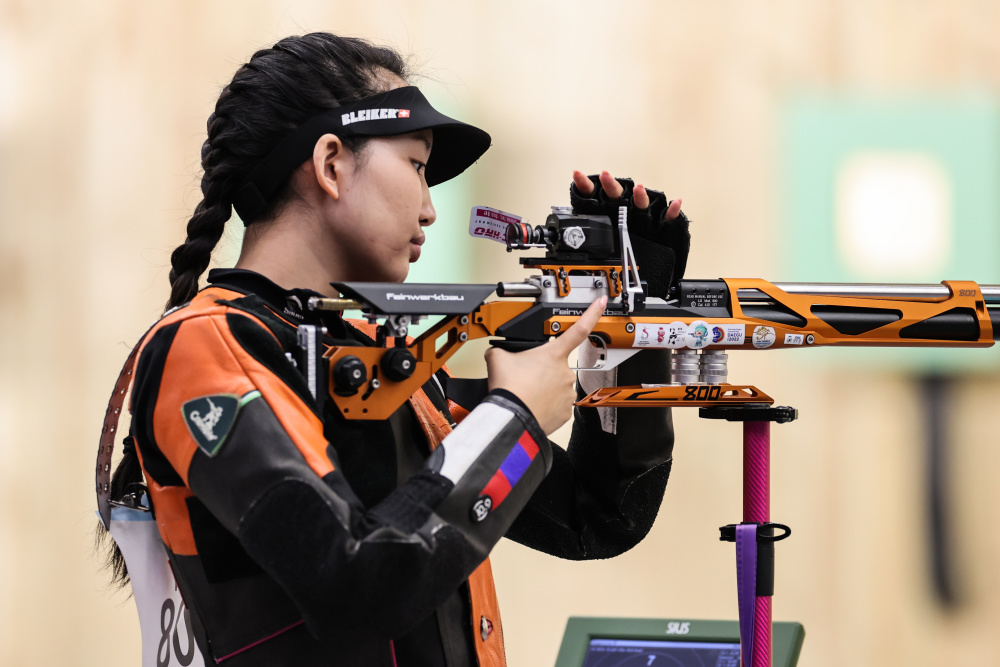 技巧选手在射击比赛中展现实力