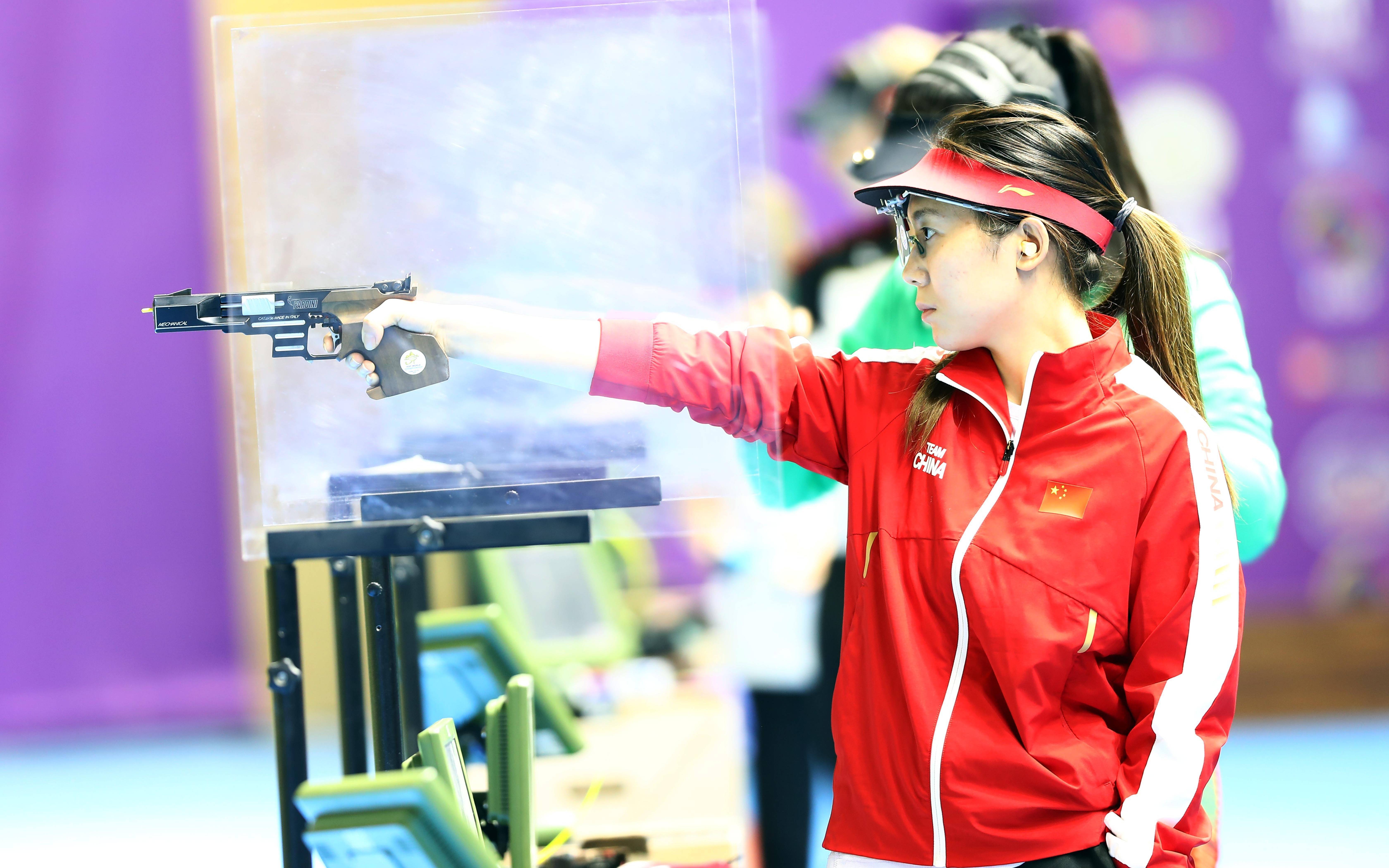 技巧选手在射击比赛中展现实力