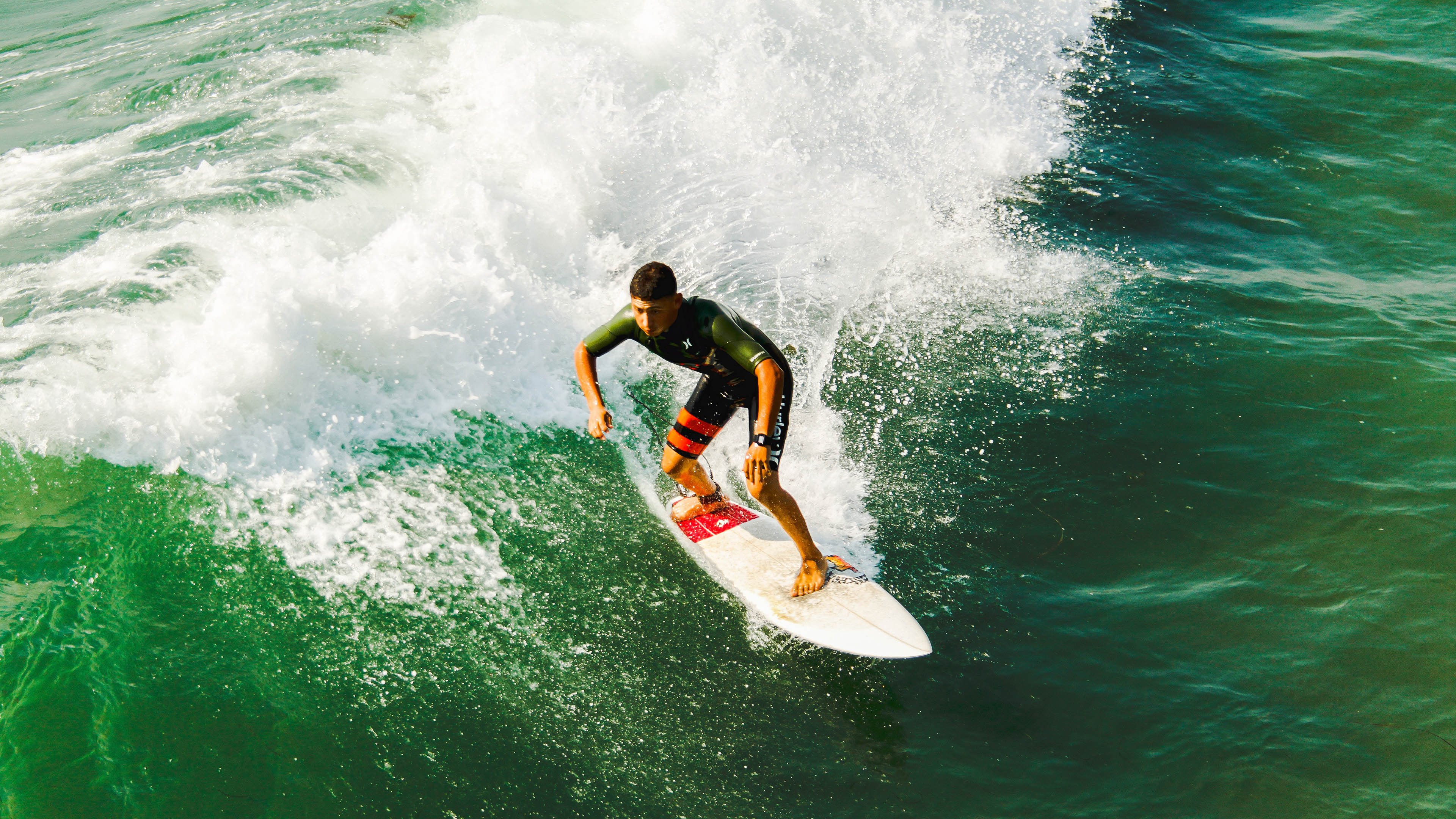 当摩洛哥绝杀希腊，梅西惊艳四座—足球世界里唯一性的双重奏鸣
